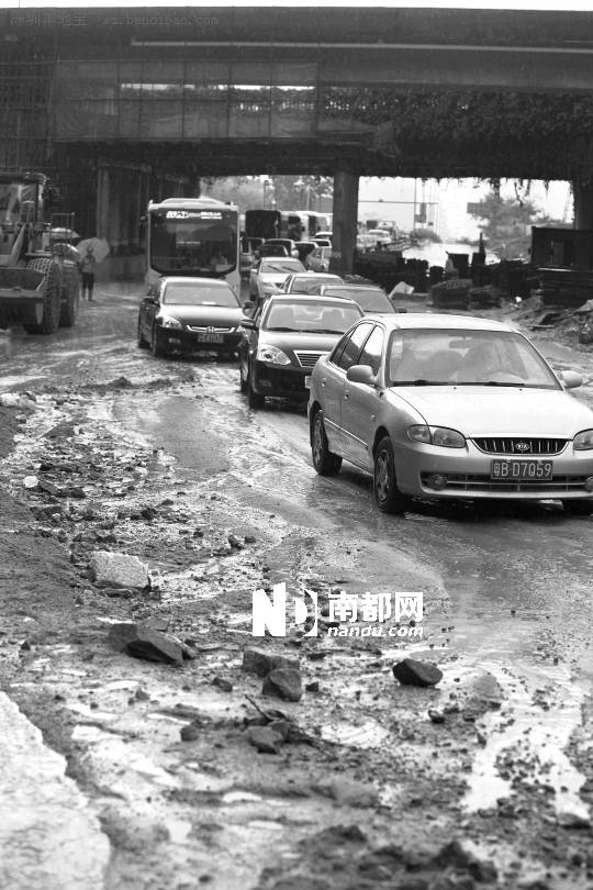 <p>    新彩隧道工地的泥土被大雨沖上路面，彩田路北行方向受影響，車流排起了長(zhǎng)龍。</p>