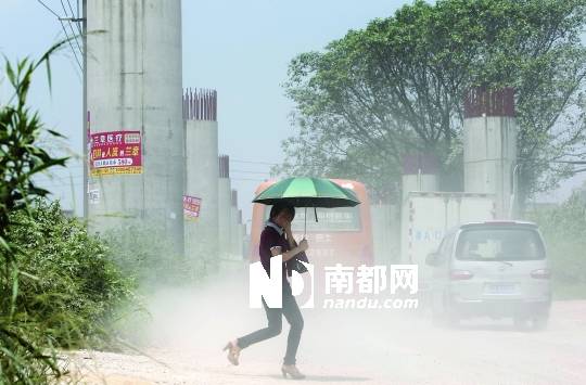 <p>    昨日，清平高速二期觀瀾接駁段橋墩下路面坑洼泥濘，灰塵滿天飛。 南都記者 徐文閣 攝</p>