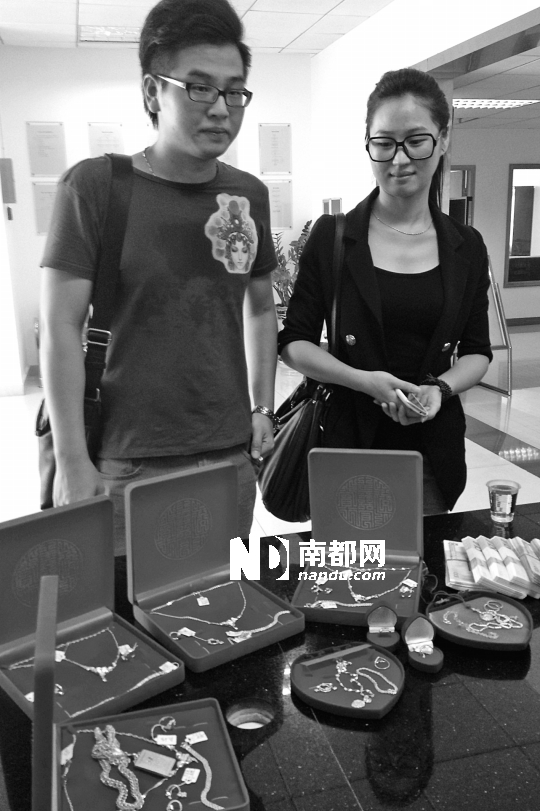 <p>    失主陳小姐在出租車公司領(lǐng)回遺失的現(xiàn)金和黃金首飾。 南都記者 陳文才 攝</p>
