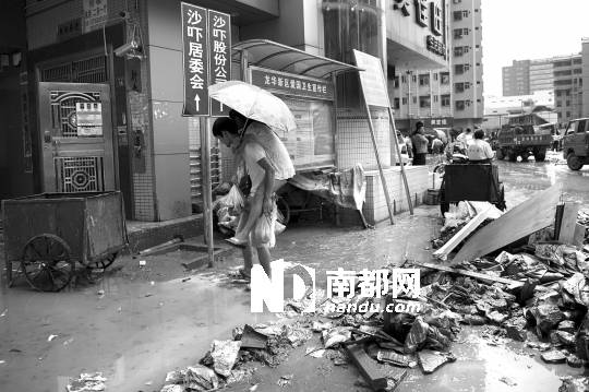<p>    在沙嚇村口，一位男士背著自己女友準(zhǔn)備趟過積滿淤泥的道路回家。</p>