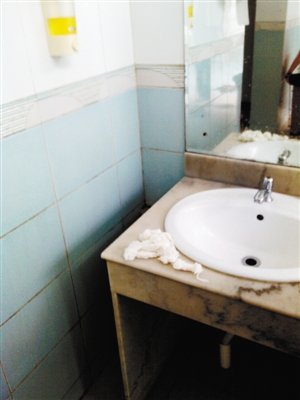 <a href=http://www.zshb029.com/shenzhen/ target=_blank class=infotextkey>深圳</a>公廁尿歪罰款第一日 尿正的沒(méi)有增多