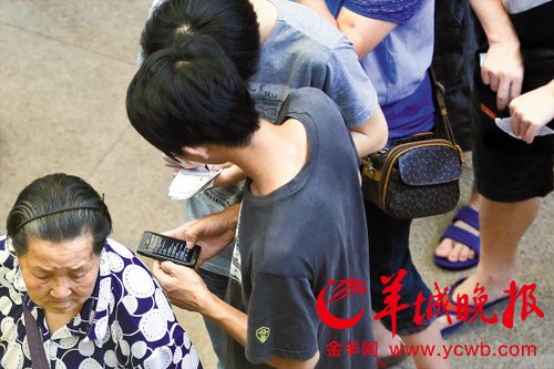 排隊(duì)的“黃牛”各手執(zhí)一疊白紙，上面寫(xiě)好了要掛號(hào)的人的信息，包括姓名、電話(huà)、要掛的科室等。穿黑白花紋衣服的老婆婆正在排隊(duì)掛號(hào)