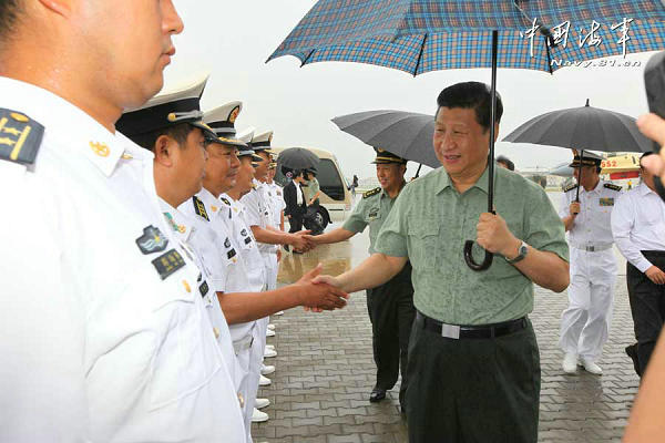 資料圖：習近平冒雨登上遼寧艦。