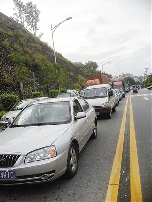 紅燈122秒綠燈15秒 <a href=http://www.zshb029.com/shenzhen/ target=_blank class=infotextkey>深圳</a>8萬居民出門大堵車