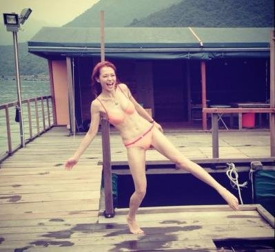 TVB女主播穿三點(diǎn)式海邊秀美腿 力證沒(méi)整容