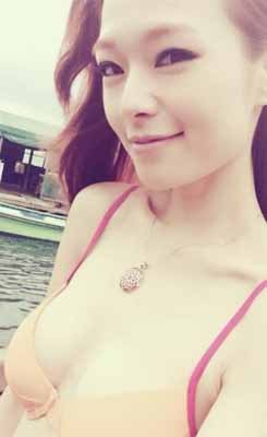 TVB女主播穿三點(diǎn)式海邊秀美腿 力證沒(méi)整容