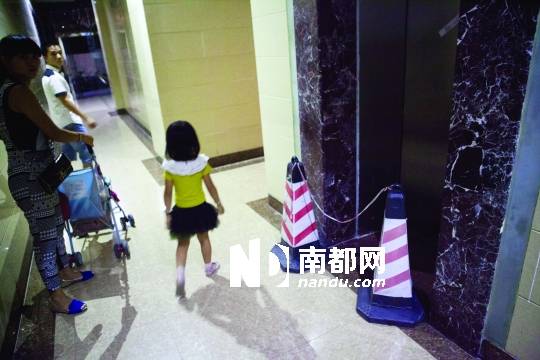 <p>    福永尚園小區(qū)內(nèi)，因?yàn)榘l(fā)生事故，大廈的電梯已經(jīng)暫停使用，居民只能爬樓梯上落。</p>
