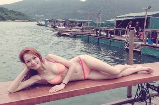 TVB女主播穿三點(diǎn)式海邊秀美腿 力證沒(méi)整容