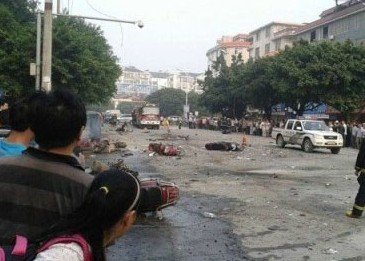桂林一學(xué)校大門(mén)附近發(fā)生爆炸 疑已有1人死亡