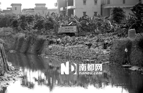 東莞堤壩建一年就塌 村主任稱為節(jié)約沒(méi)用水泥