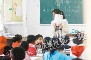 下午3點(diǎn)多，張老師在為六年級二班的孩子們上課。