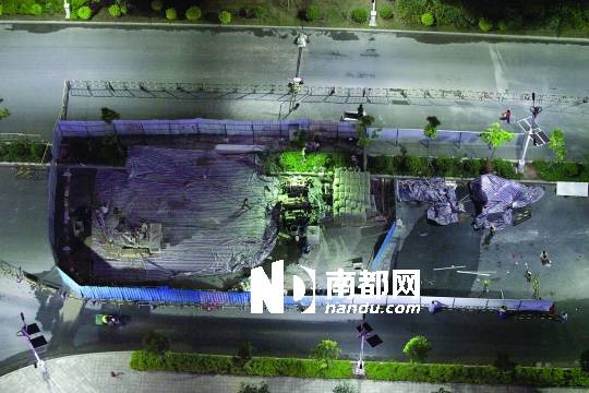 <p>    從熙龍灣小區(qū)29樓俯瞰，地陷區(qū)域用兩米高圍板封住并對路面進(jìn)行修復(fù)。劉有志 攝</p>