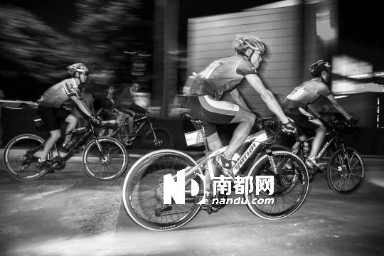 <p>    昨晚8時(shí)，福田梅林文體中心，挑戰(zhàn)400公里騎行的車友們準(zhǔn)時(shí)出發(fā)。實(shí)習(xí)生劉羽潔 南都記者 霍健斌 攝</p>