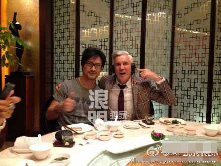從背景看，汪峰與章子怡確實共同赴導(dǎo)演飯局。