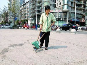 男子百貨門口擺蠟燭求婚 保潔員清理地面1小時