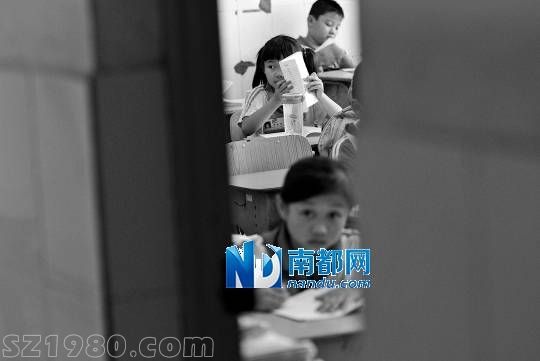 <p>    5月28日，出事班級(jí)事后仍正常上課，有幾張座位空著。南都記者 徐文閣 攝(資料圖片)</p>