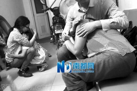<p>    昨日，遇害男童（左圖）的家人難掩悲傷哭作一團(tuán)。 南都記者 王子榮 攝</p>