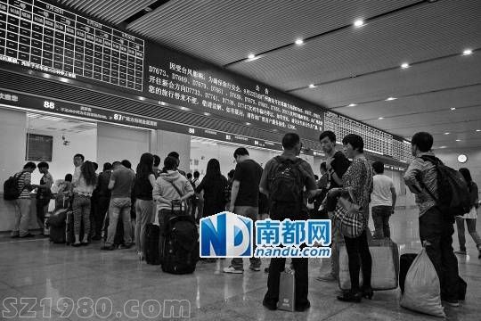 <p>    22日晚，廣州南站乘客正排隊退票改簽。實習(xí)生 劉羽潔 南都記者 趙炎雄 攝</p>