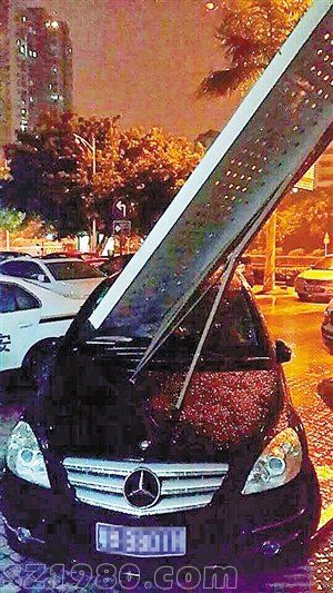 <a href=http://www.zshb029.com/shenzhen/ target=_blank class=infotextkey>深圳</a>一外墻裝飾架脫落 奔馳車被砸面目全非