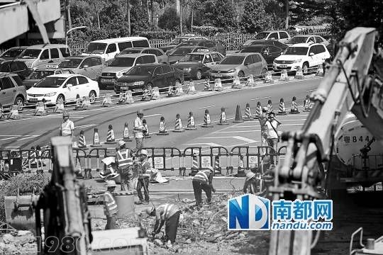 <p>    9月14日早上，<a href=http://www.zshb029.com/shenzhen/ target=_blank class=infotextkey>深圳</a>梅林檢查站進(jìn)關(guān)方向，進(jìn)入公交站場(chǎng)的邊防崗?fù)ら_始拆除，此時(shí)進(jìn)關(guān)方向車流擁堵。 南都記者 趙炎雄 攝(資料圖)</p>