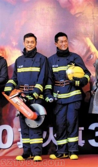 　劉青云、古天樂身穿消防員制服出場。