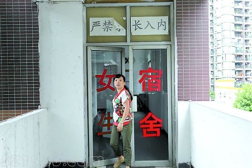  昨日，南坪中學(xué)，只要看見(jiàn)有人想進(jìn)入女生宿舍，管理員就會(huì)過(guò)來(lái)詢(xún)問(wèn)。 重慶晨報(bào)記者 許恢毅 攝