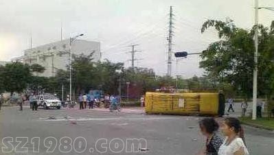 <a href=http://www.zshb029.com/shenzhen/ target=_blank class=infotextkey>深圳</a>泥頭車(chē)校車(chē)相撞 校車(chē)側(cè)翻16名師生受傷