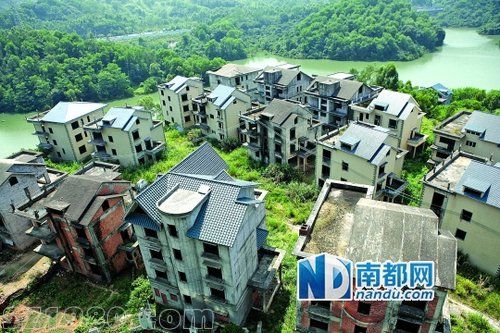 <a href=http://www.zshb029.com/shenzhen/ target=_blank class=infotextkey>深圳</a>成群爛尾別墅變身羊狗樂園