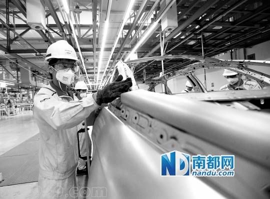 <p>    技術(shù)人員在對汽車進行打磨。</p>