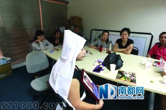 <p>    赴泰旅游突發(fā)腦溢血死亡，死者家屬穿著孝衣來到旅行社討要說法。南都記者 王子榮 攝</p>