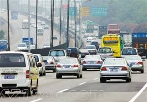 廣深高速車流量暴漲10倍 司機 與其堵車寧愿收費