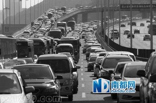 <p>    國(guó)慶黃金周，深圳東部鹽壩高速每天都要上演堵車(chē)大戰(zhàn)，擁擠不堪的公路一度成了停車(chē)場(chǎng)。 南都記者 徐文閣 攝</p>