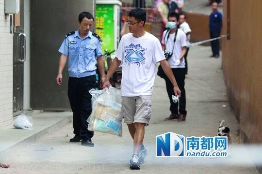 <p>    警方從現(xiàn)場(chǎng)取走物證。</p><p>    南都記者 霍健斌 攝</p>