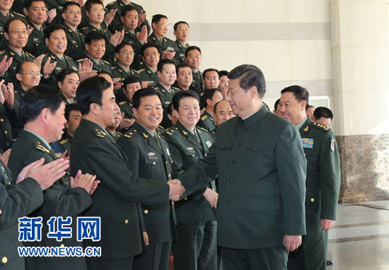 習(xí)近平視察濟(jì)南軍區(qū)：觀(guān)看新兵刺殺射擊訓(xùn)練