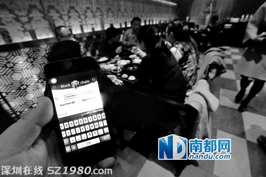 <p>    3日，北京一家餐館悄然開啟比特幣支付。吃一頓650元的飯，僅需支付0 .13個比特幣。圖為餐廳人員展示比特幣支付流程。C FP供圖</p>