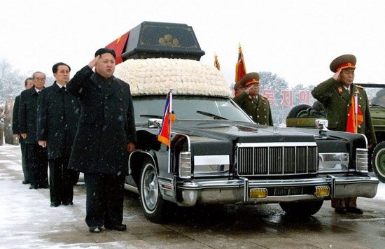 2011年12月28日，朝鮮平壤，金正恩（左前）、張成澤（金正恩后面）站在金正日的靈柩旁。