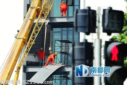 <a href=http://www.zshb029.com/shenzhen/ target=_blank class=infotextkey>深圳</a>公務(wù)員小區(qū)百余業(yè)主維權(quán) 抗議超市冷卻塔