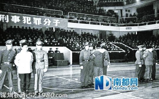     1986年2月19日，上海市中級人民法院在靜安體育館宣布市高院下達的對陳小蒙、胡曉陽、葛志文執(zhí)行死刑的命令。 資料圖片