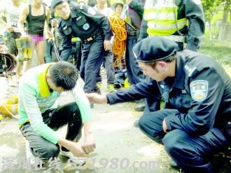 2013年4月17日,杭州PTU隊(duì)員在萬象公園救起落水青年。陳福　攝