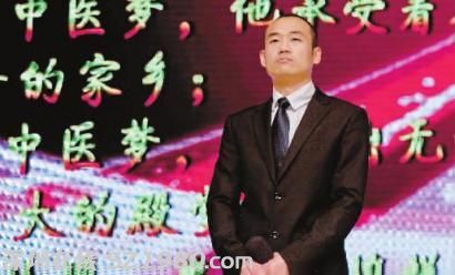 憑借自己的努力，楊井堂站到了領(lǐng)獎(jiǎng)臺(tái)上 本報(bào)記者 蔣盛松 攝 