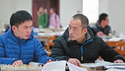 圖書館自習(xí)室，34歲的大學(xué)生楊井堂（右）和同學(xué)探討問(wèn)題 本報(bào)記者 蔣盛松 攝