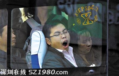 由于出門太早，車上的乘客一臉倦容。