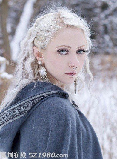 金發(fā)美女自認(rèn)前世為仙女 削耳成魔戒精靈
