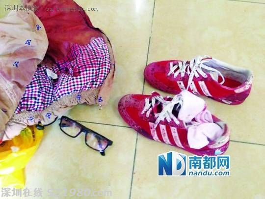 <p>    光明新區(qū)高級(jí)中學(xué)一名女高中生被男同學(xué)持刀割傷頸部，該女同學(xué)的衣服均染有斑斑血跡。 南都記者 王子榮 攝</p>