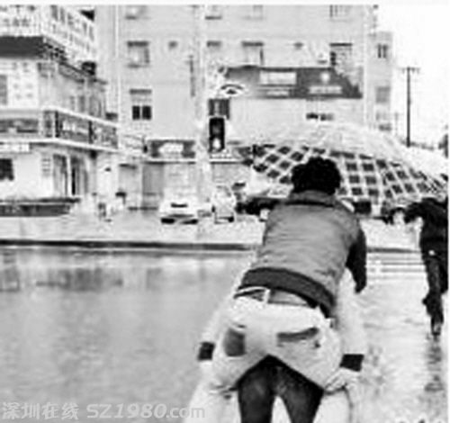 女子穿高跟鞋背男友過積水引關注