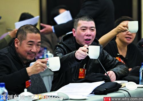馮小剛與小伙伴張國立春晚出盡風頭也受夠公眾的口水。