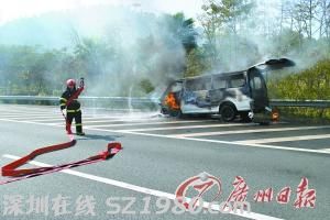 汽車行駛過程中自燃司機(jī)不知 過路車友提醒脫險(xiǎn)
