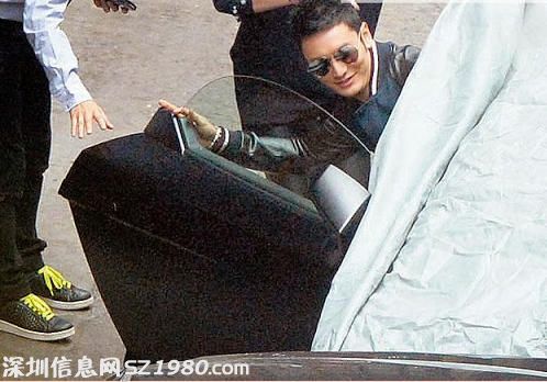 曝黃曉明買(mǎi)張智霖舊車(chē)送baby  驚喜 全憑演技