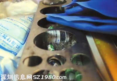 車內(nèi)各種用過的注射藥劑瓶子和未使用的放在一起。