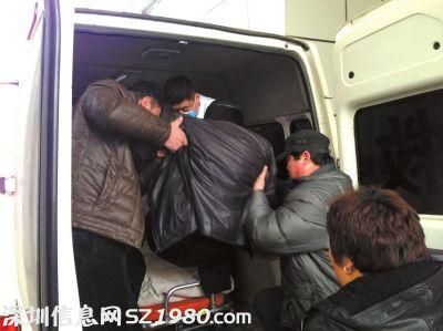 患者被送上黑急救車。